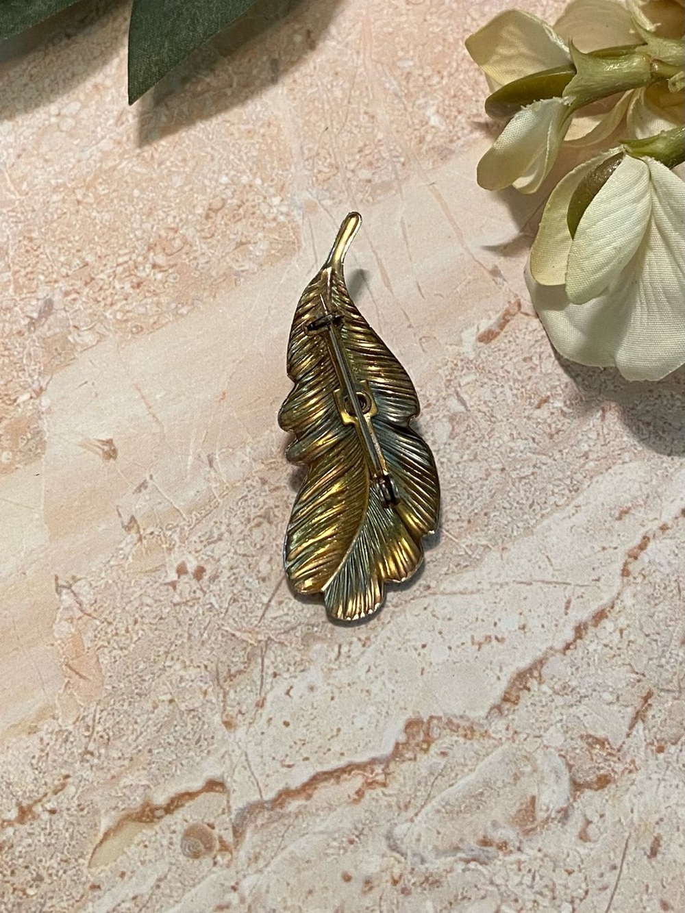 1950s/1960s Gold-Tone Feather or Leaf Brooch With Prong Set Nephrite Jade Stone - Picture 5 of 7